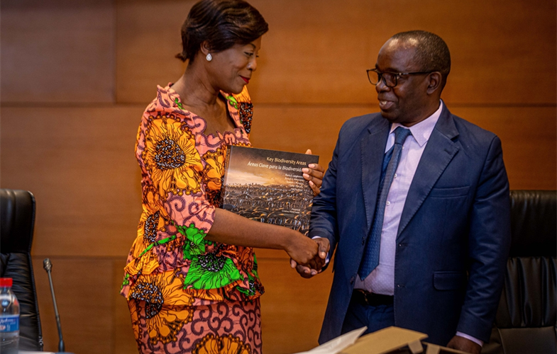 Minister of the Environment, Arlette Soudan-Nonault (left) receiving a book on Key Biodiversity Areas from WCS Congo country director Richard Malonga during the launch event of the KBA identification program © MEDDBC_WCS